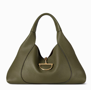 กระเป๋าถือหนังคาราเมลมันวาวที่อุดมไปด้วยเงาที่ละเอียดอ่อนและฮาร์ดแวร์สีเงินมินิมอลที่ด้านข้างเพื่อการขัดเงาที่สวยงาม - Product Image 2