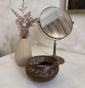 Portavelas de tazón de coco ecológico con intrincado diseño tallado a mano para decoración del hogar y relajación de Vietnam - Product Image 3