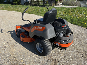 Tondeuse autoportée Husqvarna Z242F 42 pouces à braquage zéro, moteur Kawasaki FR651V V-Twin 21,5 CV, transmission Hydro-Gear, pour usage résidentiel, à vendre - Product Image 4