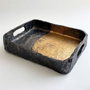 Bandeja rectangular de aluminio fundido GildedCrest que resalta la textura satinada de esquina definida y asas de agarre fuertes para una cocina atemporal - Product Image 6