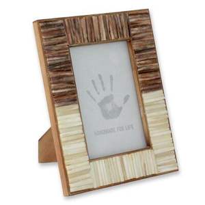 Cadre photo en corne fabriqué à la main avec des tons terreux chauds destinés à soutenir une ambiance paisible dans les maisons de style rustique ou cabine - Product Image 1