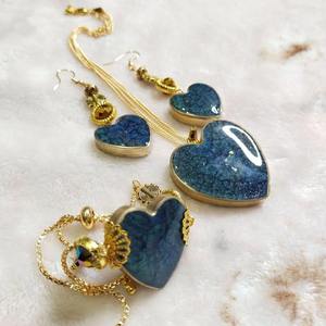 Collier pendentif en résine tendance d'excellente qualité avec chaîne réglable Bijoux de mode uniques pour femmes disponibles au meilleur prix - Product Image 1