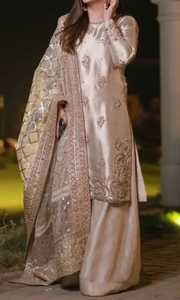 Robe de femme élégante et chic avec un magnifique travail d'adda et des perles, travail manuel également broderie au fil - Product Image 3