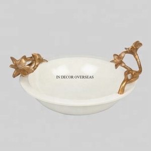 Bol de forme ronde en métal enduit de poudre de couleur blanche avec poignées de concepteur de fleurs plaquées or accessoires de service et de décoration - Product Image 1