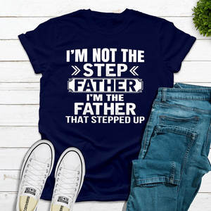 Camiseta con diseño de estampado de tela tipo jersey: No soy el padre adoptado, soy el padre que asumió el rol de padre, con diseño de estampado de tela tipo jersey - Product Image 1