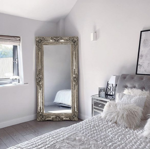 Espejo de piso de cuerpo entero con parte superior de arco dorado con intrincados detalles de hojas doradas y soporte de Marco en A resistente, a precio mayorista. - Product Image 3