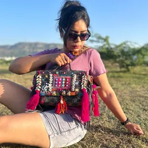 Neuankömmling Echte handgemachte Rajasthani Frauen Tribal Multi Color Baumwoll stoff Boho Hippie Wildleder Leder Fransen Quaste Banjara Tasche