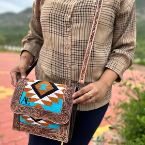 Nouveau sac en cuir usiné aztèque occidental de style innovant sac à bandoulière d'outillage marron Vintage sacs à main en cuir matelassé aztèque Unique - Product Image 1