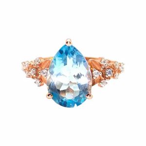 Bague élégante en argent sterling pour femme avec topaze bleue de luxe et accents de moissanite brillante Bijoux de mode intemporels - Product Image 2