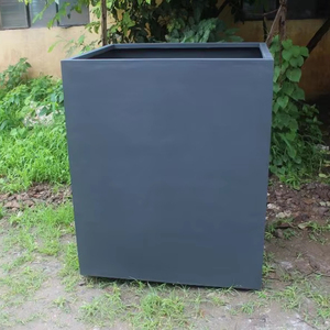 Elegante maceta cuadrada hecha a mano de FRP, maceta vertical para el hogar y la Oficina, tallado intrincado para uso en el suelo del jardín - Product Image 1