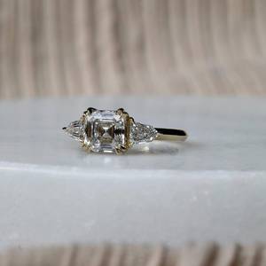 Asscher Cut Trilogy Moissanite Bague en diamant avec côtés taillés en bouclier et quatre griffes doubles Bague de fiançailles Art Déco - Product Image 2