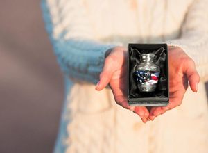Urne de drapeau américain fabriquée à la main pour cendres adultes hommes et femmes, souvenir unique avec sac en velours, pour enterrement et décoration et funérailles - Product Image 2
