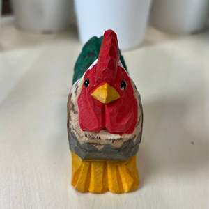 Statua di Gallina Intagliata a Mano YEEYAYA, Scultura in Legno per Decorazione Casa, Statuette Uniche in Legno per Arredamento Stanza - Product Image 5