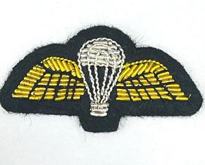 กระเป๋าผ้าสักหลาดโลหะเคลือบโลโก้เย็บติดด้วยมือดีไซน์3D ตราสัญลักษณ์ขนาดพิเศษสั่งทำได้ - Product Image 1