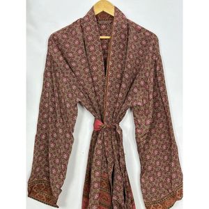 Robe de chambre de luxe pour homme en satin, soie recyclée durable, style kimono vintage, tenue d'intérieur courte, élégante, masculine, classique intemporelle - Product Image 2