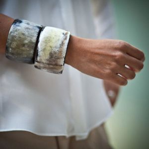 Puños, brazaletes y pulseras de cuerno de búfalo natural personalizados hechos de cuerno de búfalo real, disponibles en una variedad de - Product Image 4
