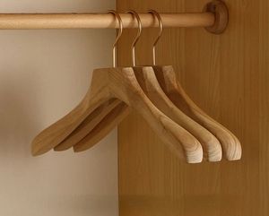 Cintre en bois de lotus à un seul niveau, fait main, de haute qualité, écologique, durable, avec pince et encoches, cintre pour costume - Product Image 3