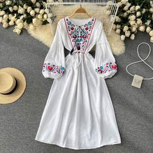 Robe longue brodée à la main vintage, col en v, manches longues, nouvelle collection 2022, vente en gros - Product Image 1