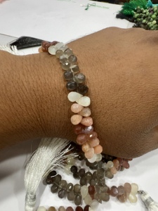 Pierre de lune multicolore naturelle de 8 pouces 5-7mm environ facettes Briolette Teardrops Cut Loose Brown Gemstones Mixed Multi Moonstone - Product Image 3