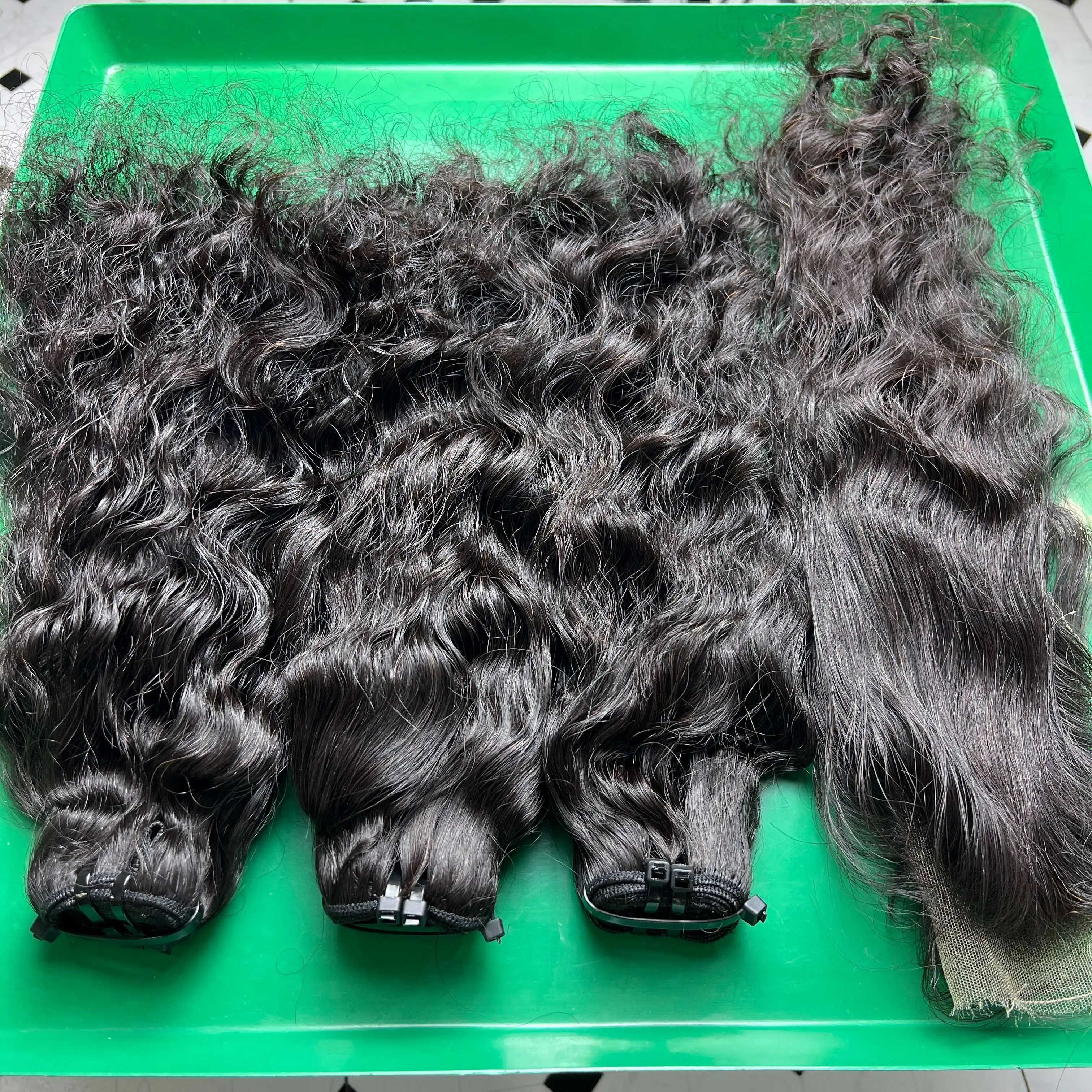 Vente en gros de cheveux humains vietnamiens super doublement étirés ondulés naturels de qualité 10A tissage de cheveux humains vierges avec fermeture à lacet