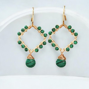 Boucles d'oreilles faites à la main en fil de malachite naturelle-Boucles d'oreilles plaquées or de créateur de mode Bijoux - Product Image 1