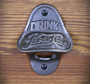 Abrebotellas único de hierro fundido hecho a mano con estilo antiguo, perfecto para interiores rústicos, apartamentos modernos y bares al aire libre - Product Image 1