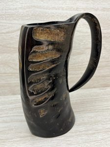 Taza de cuerno moderna creada a partir de una pieza sólida de cuerno diseñada para una sensación resistente y un estilo vikingo realista para beber - Product Image 4