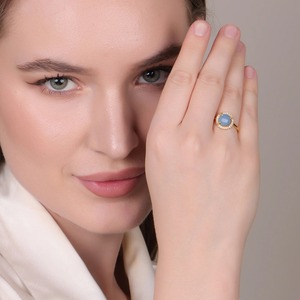 Bague ronde réglable plaquée or opale bleue d'approvisionnement en gros pour les fêtes d'occasions spéciales et les tenues quotidiennes à vendre - Product Image 6