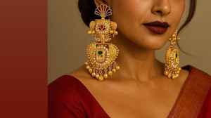 Pendientes tradicionales de estilo Amrapali para mujer, Pendientes colgantes de declaración étnicos indios hechos a mano, acabado dorado antiguo Jhumki - Product Image 2