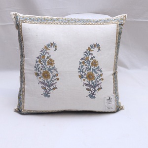 Cojín rectangular de algodón orgánico hecho a mano con patrones minimalistas florales impresos a mano para una decoración sostenible - Product Image 2