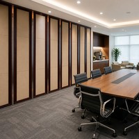 Cloison mobile pour salle de conférence d'hôtel d'affaires avec rail supérieur pour espaces de réunion flexibles