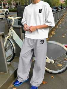 Jogger acampanado gris claro personalizado y Camiseta con estampado gótico blanco Conjunto de ropa de calle de 2 piezas para hombres con cintura con cordón y tela transpirable - Product Image 3