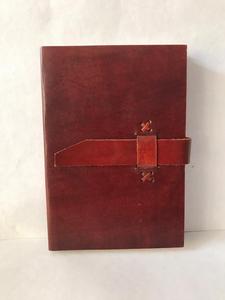 Revues en cuir sur mesure avec des boutons ou des sangles en cuir faites à l'aide de pages de papier fait main en coton de couleur marron foncé - Product Image 2