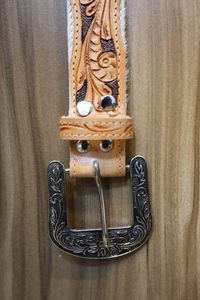 Cinturón de cuero tallado de herramientas occidentales hecho a mano con estilo para mujer de diseño personalizado cuero de vaca duradero con hebilla de hierro - Product Image 4