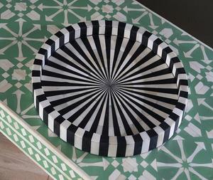 Grand plateau de service carré en os incrusté avec un design inspiré d'Ins, poignée en laiton pour la décoration de table à manger ou les plats de Noël inclus - Product Image 1