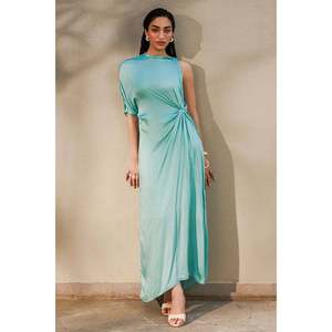 Vestido de Verano Elegante y Asimétrico Sylva con Manga Corta Transpirable de Satén - Product Image 1