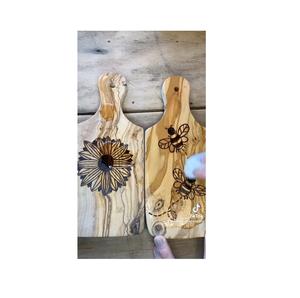 เขียงไม้ที่มีสีและขนาดที่กำหนดเองสำหรับเสิร์ฟและหั่นผักและผลไม้ - Product Image 1