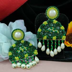 Pendientes colgantes de diseñador para mujer, elegantes hechos a mano con perlas ligeras para fiestas, bodas y ocasiones especiales - Product Image 2