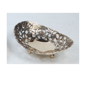 Bol en métal décoratif pour servir des friandises, aspect attrayant, sculpté à la main, pour la décoration de table, article décoratif à prix de gros - Product Image 1