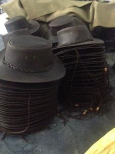 Sombrero de Vaquero de Cuero con Logotipo Personalizado, Color Marrón Oscuro, Hecho a Mano, Estilo Western Outback, Ala Ancha, para Montar a Caballo, con Banda Trenzada, OEM Disponible - Product Image 3