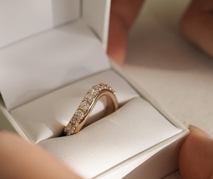 Bague de mariage en diamant de laboratoire, style demi-éternité délicat de 2 mm, sertie en or jaune, avec diamants CVD créés en laboratoire. - Product Image 3
