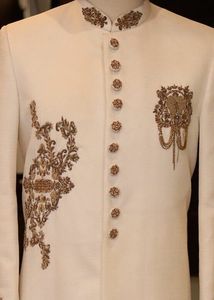 NUEVO HERMOSO BORDADO DE ORO EN SHERWANI Y PANTALÓN BLANCO CON ZAPATO A JUEGO CON CUENTAS DE CRISTAL EMBELLEZADAS, TRABAJO DE DABKA @ 2024 - Product Image 3
