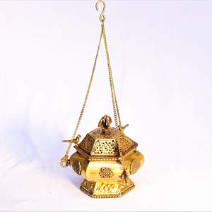 เตาเผาเครื่องหอมทองเหลือง ทนทาน สวยงาม เป็นมิตรกับสิ่งแวดล้อม พร้อมสายคล้อง สำหรับใช้ในโบสถ์ บ้าน หรือในพิธีทางศาสนาอินเดีย ขายส่ง กลิ่นมัสค์ - Product Image 4