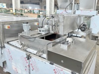 Barre de chocolat faisant la machine pour des bonbons