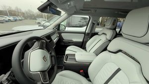 Bonne affaire pour une Rivian R1S Launch Edition inspectée, environ 4 200 milles, quatre moteurs, transmission intégrale, batterie de grande capacité. - Product Image 3
