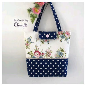 Sac fourre-tout en coton pour femmes, en gros, au quotidien, en bleu marine et blanc, avec un imprimé floral et un design combiné de pois - Product Image 1