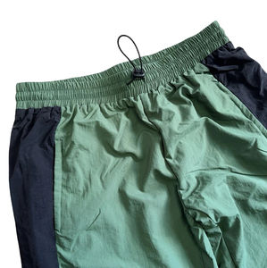 เสื้อแจ็คเก็ตกันลมไนลอนสีพื้นแบบยูนิเซ็กซ์ทันสมัย ทรงปกติ กระชับรูปร่าง ปลายแขนและขาเสื้อแบบหลวม คุณภาพดี มีตัวล็อคที่ปลายแขนและขาเสื้อ - Product Image 2