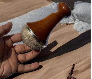 Masseur facial infrarouge en bois Kansa fait main, écologique et de qualité supérieure, pour application sur le visage - Product Image 2