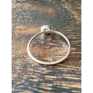 Anillo de Plata de Ley Hecho a Mano por los Navajo, Obra de Arte Cultural Coleccionable con Ópalo Blanco, Talla 4.75 - Product Image 5
