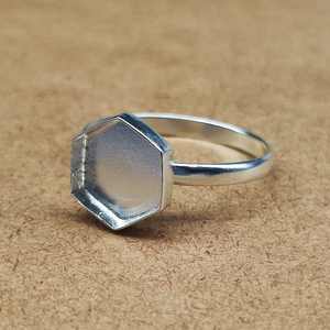 Bague simple en argent sterling véritable 925 avec lunette hexagonale vierge de 10mm, idéale pour les cendres et la résine, pour le remplissage du lait maternel. - Product Image 1